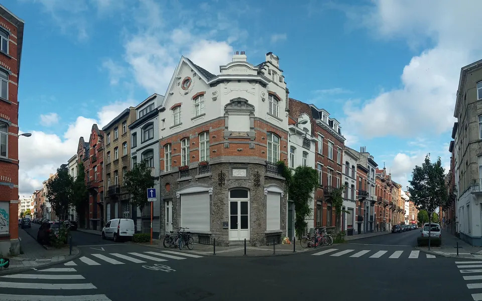 Brusselse straathoek met herenhuizen