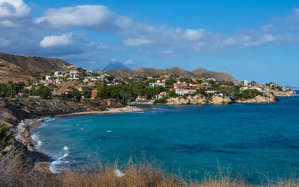 Baai met een witte kustplaats aan de Costa Blanca